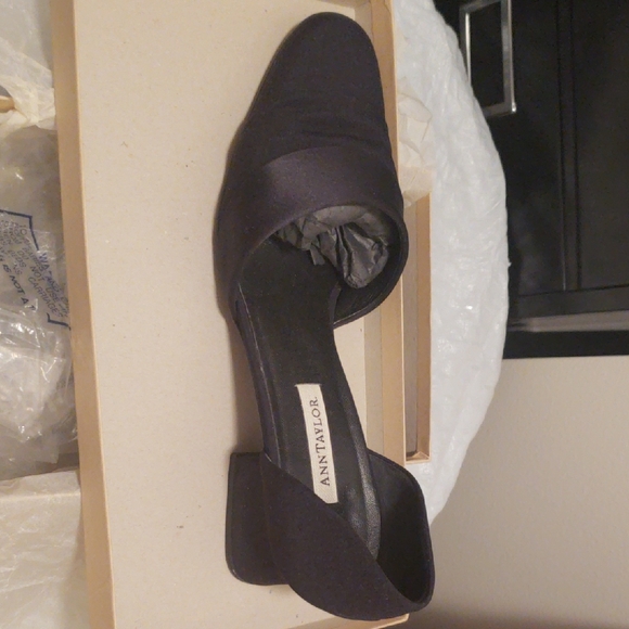 Ann Taylor Black Crepe/Satin Shoes - Size 8.5 M - Picture 4 of 6